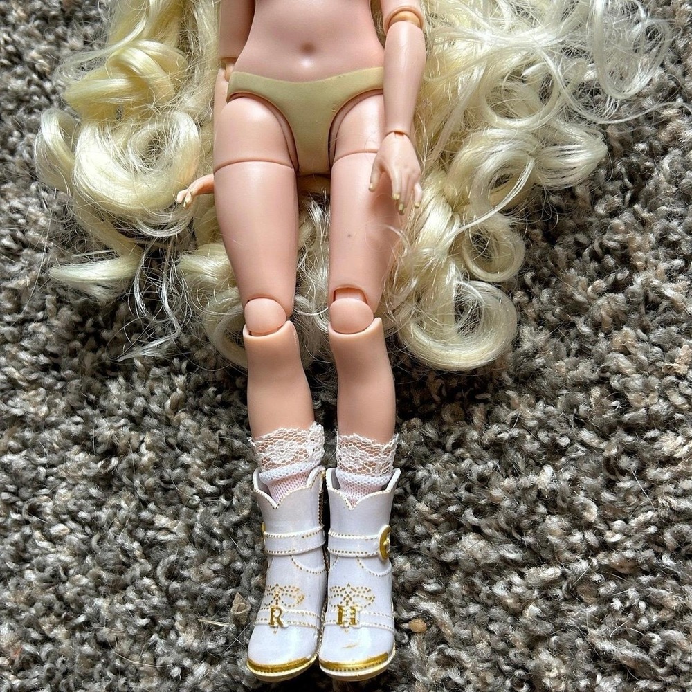 Rainbow High Fashion Doll Delilah Fields Series 4 Articulated with Accessories - Picture 3 of 4